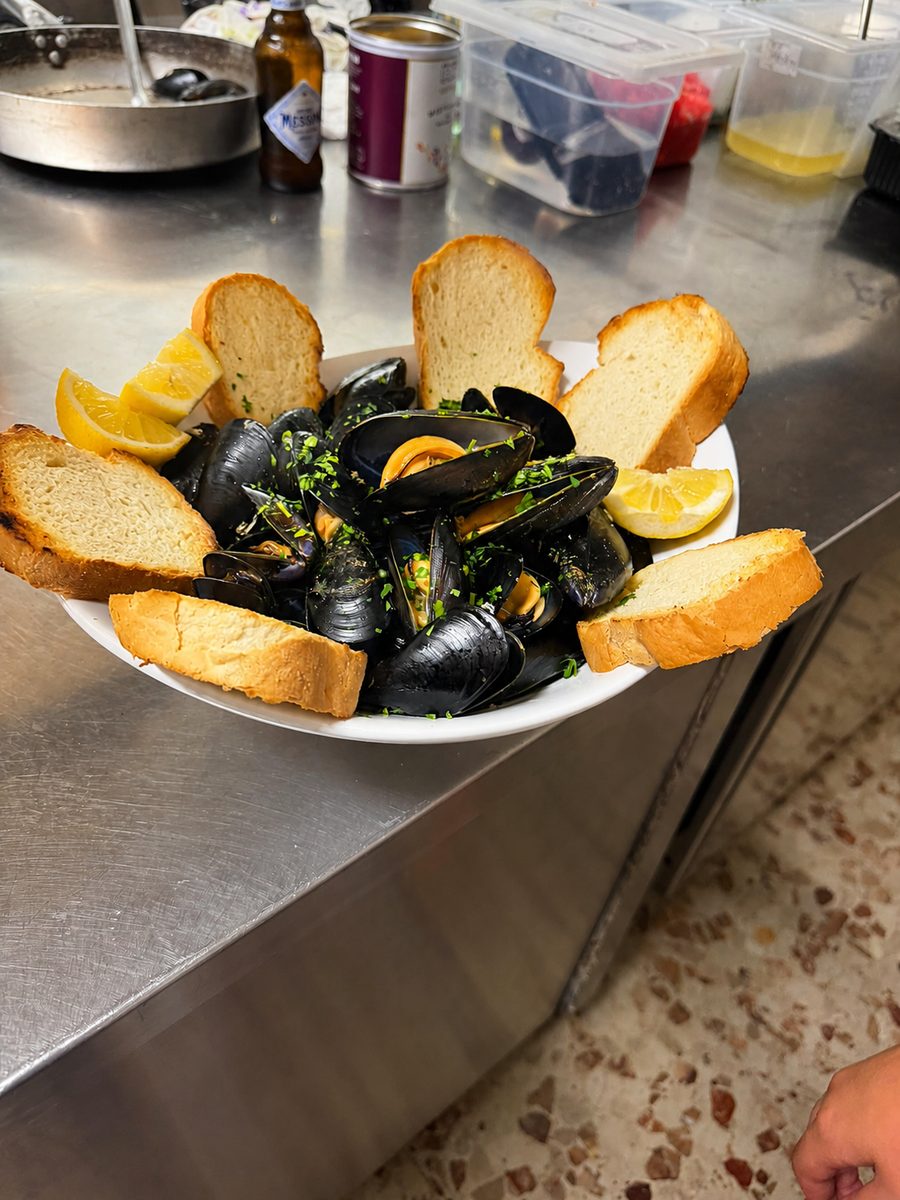 Cozze fresche con pane e limone