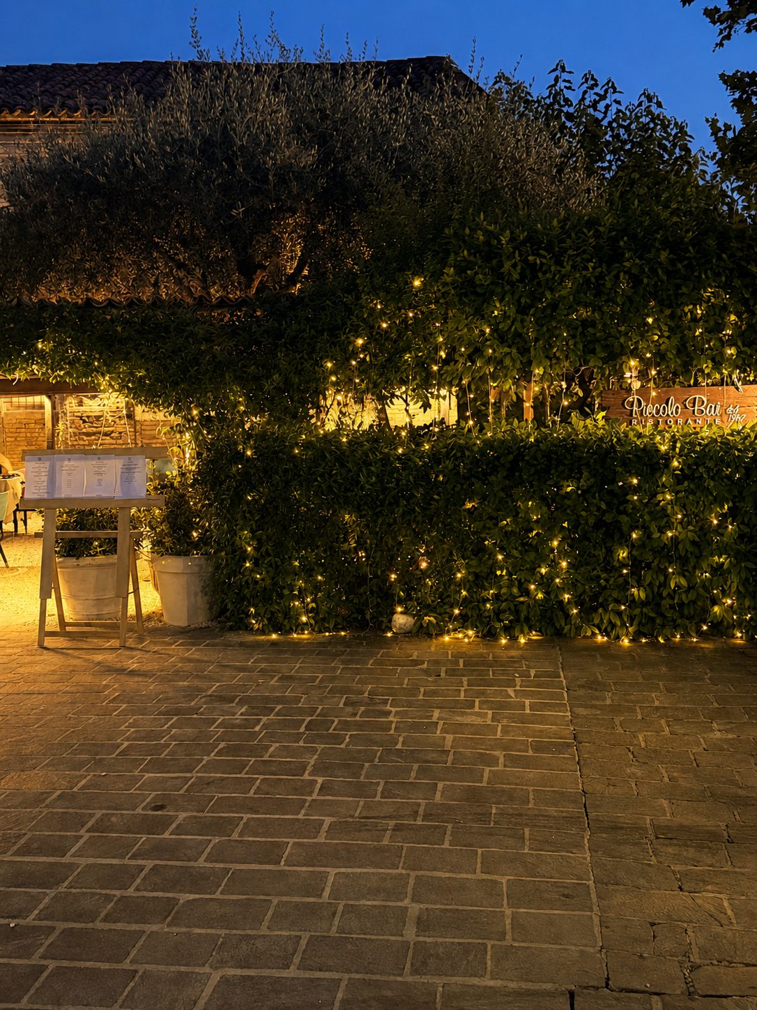 Il giardino del ristorante al tramonto