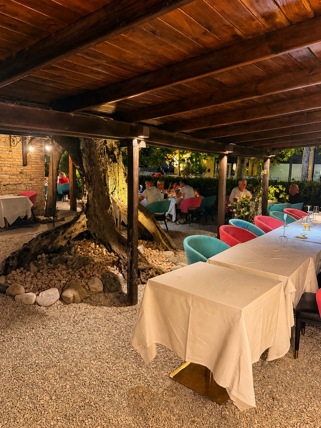 Cena accogliente sotto il pergolato