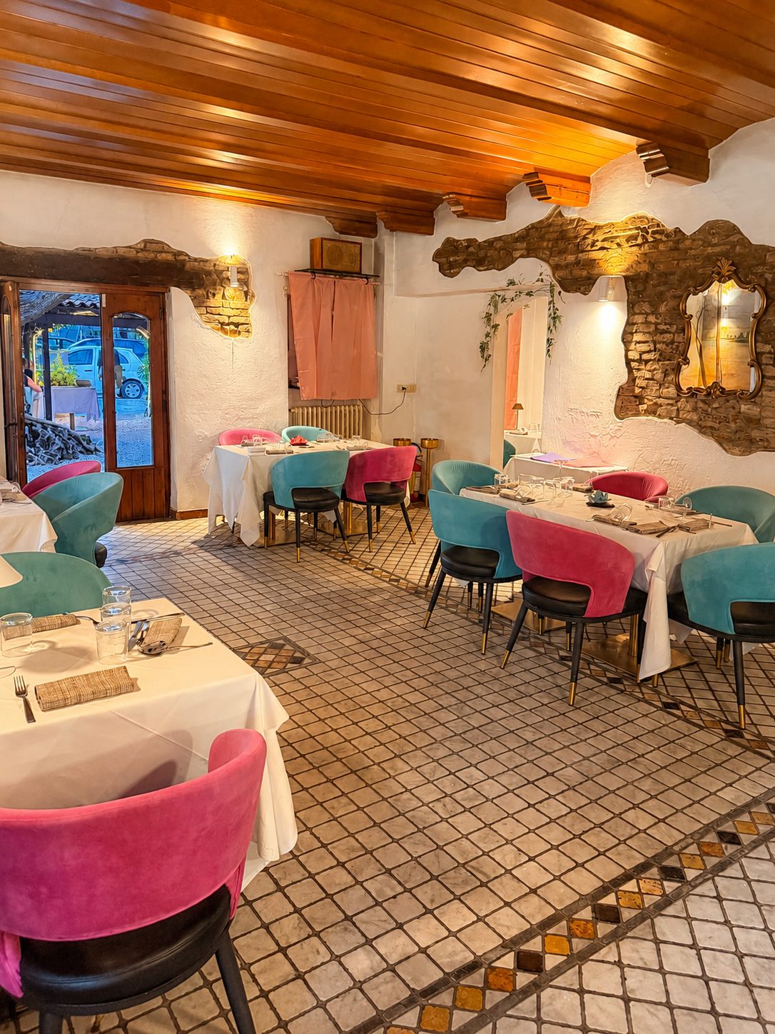 La sala interna con sedie in velluto rosa e ottanio