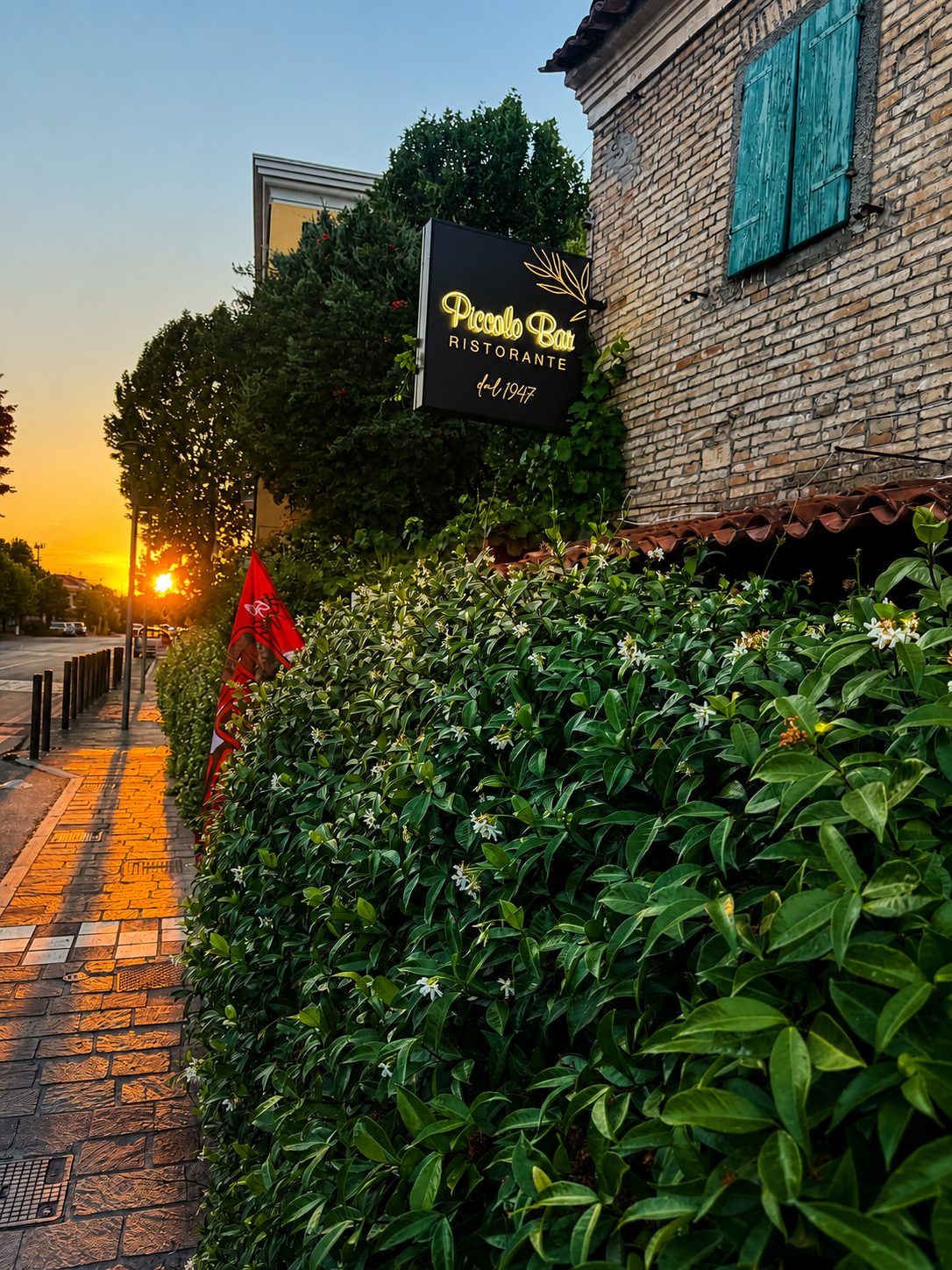 La strada tranquilla al tramonto davanti al Piccolo Bar