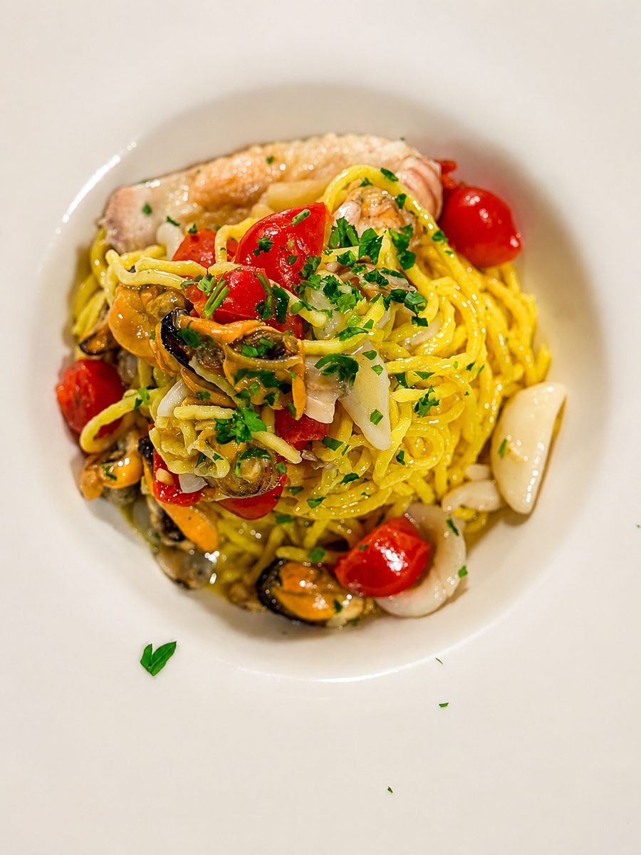 Tagliolini freschi allo scoglio con cozze e pomodorini