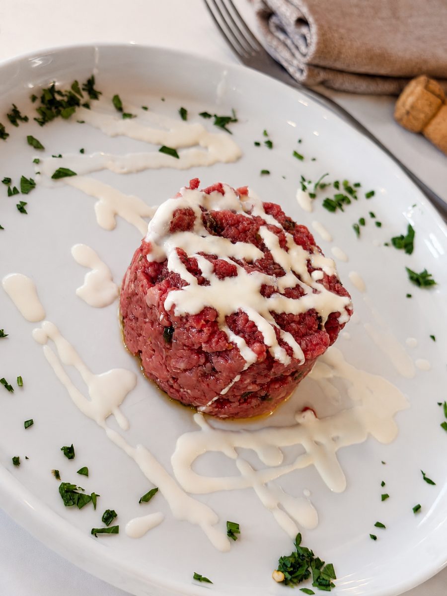 Tartare di carne battuta al coltello, con salsa e erbe fresche